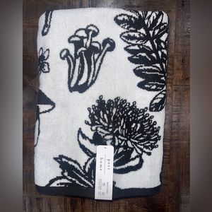Peri Home Cotton Etched Bot Black White Terry Loops Bath Towel 27x54” NWT